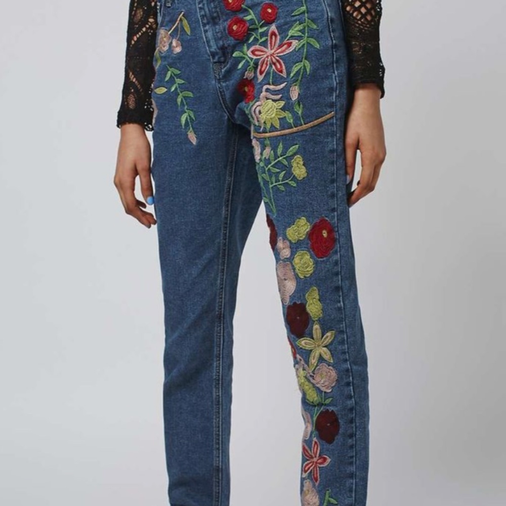 NWOT Alice & You Embroidered Girlfriend Jean - Mid wash / UK 24/US 20